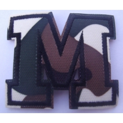 Naszywka litera M w maskowaniu